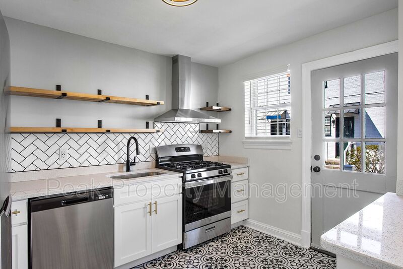 Ashland House: 402 S. Center