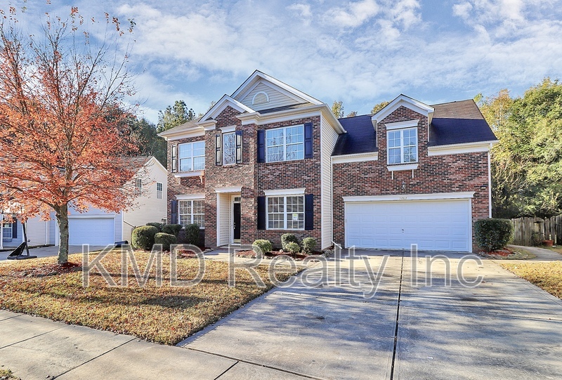 Charlotte House: 15917 Prescott Hill Avenue