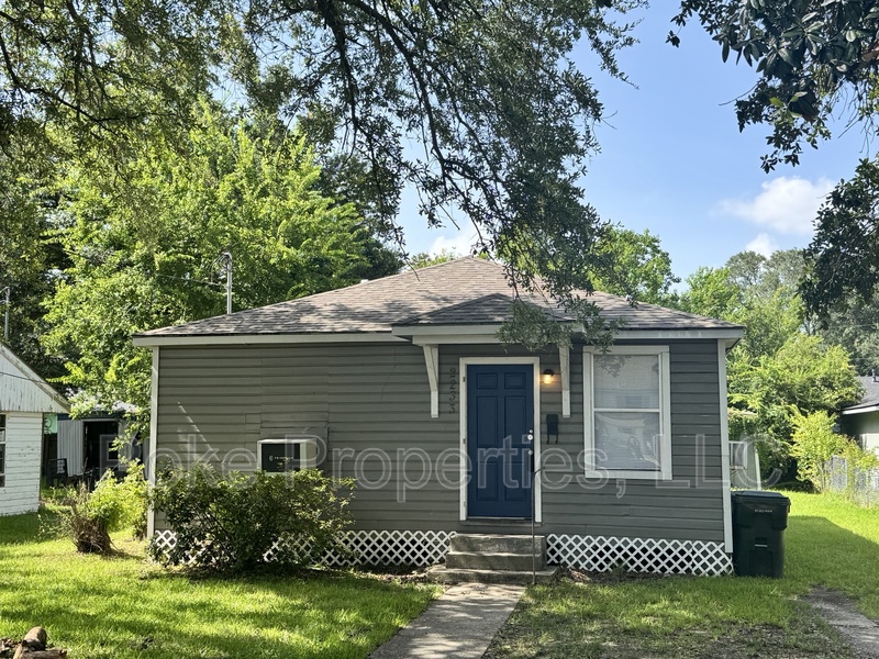 Lake Charles House: 2233 Lilly St