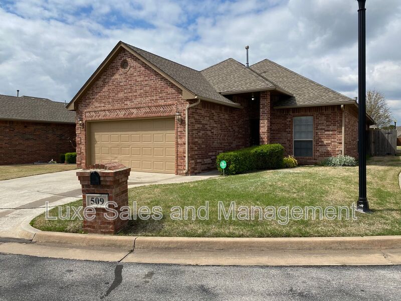 Moore House: 509 SW 124th Place