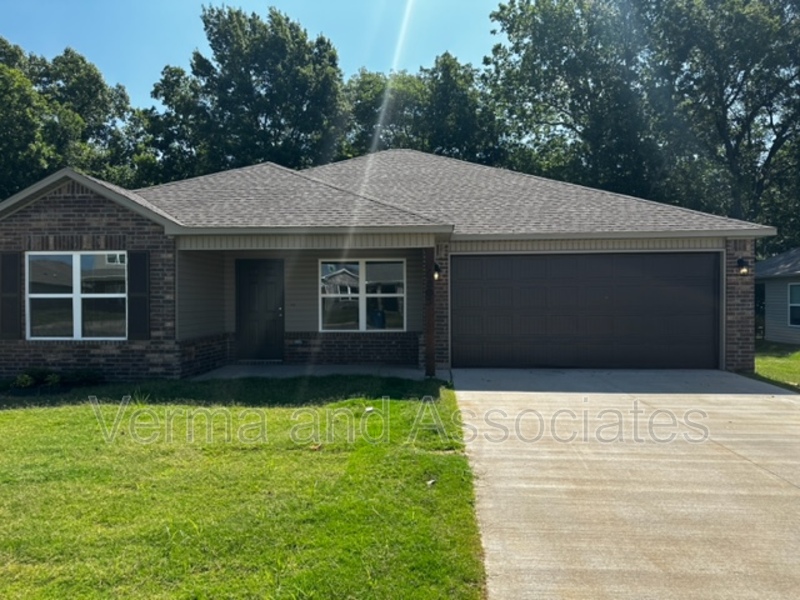 Bentonville House: 6805 SW Chestnut Hill Rd