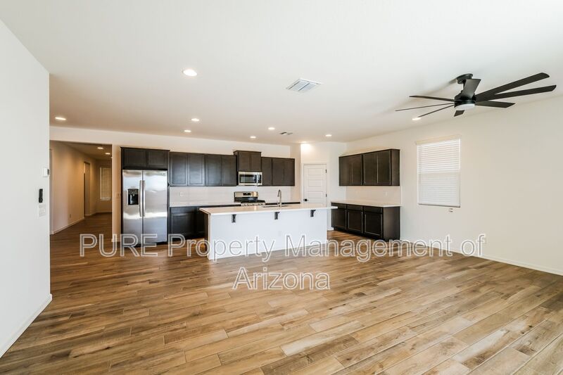 Avondale House: 10163 W Crittenden Ln