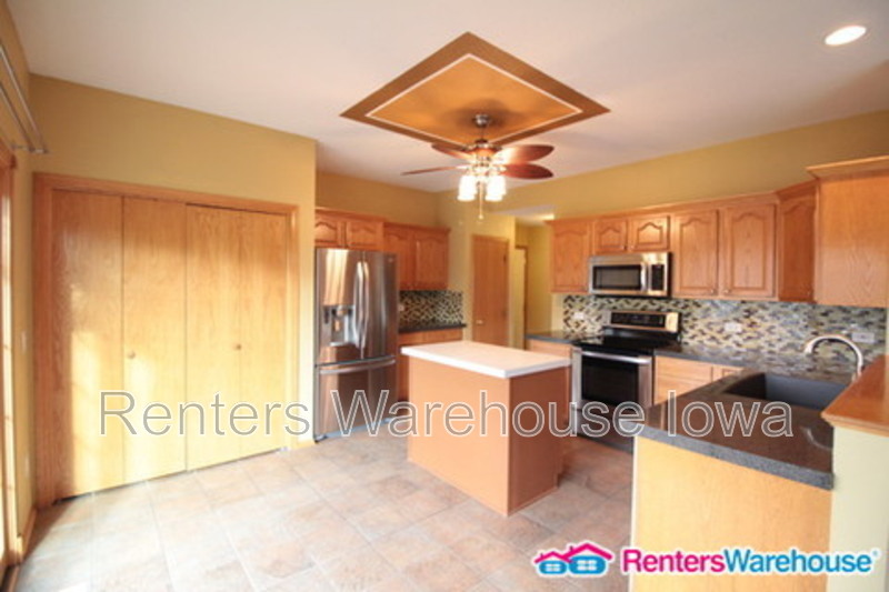 West Des Moines House: 6874 Dakota Dr