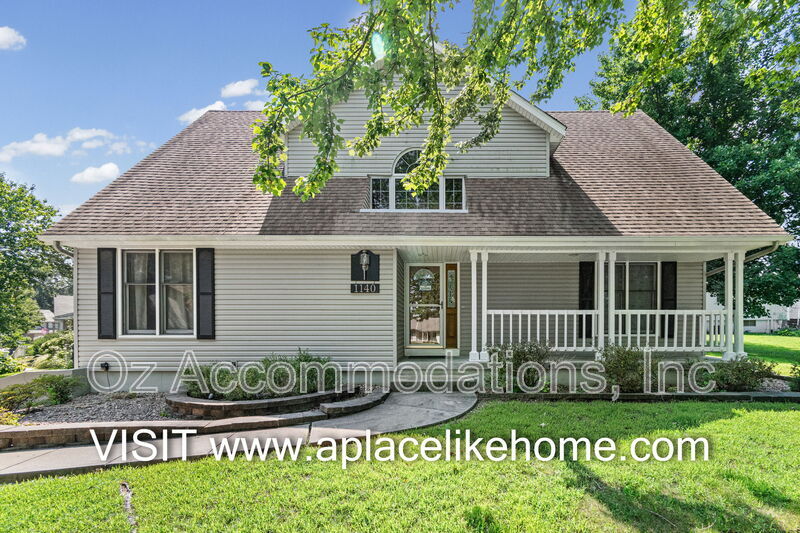 Blue Springs House: 1140 SW Huntington Dr