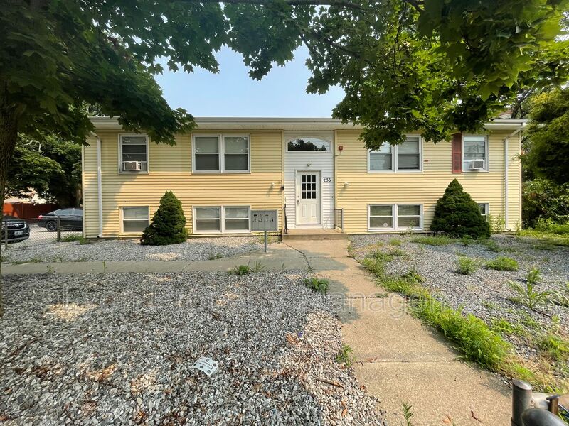 Pawtucket Condo: 235 Weeden