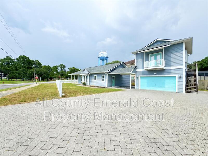 Destin House: 722 Kelly Street