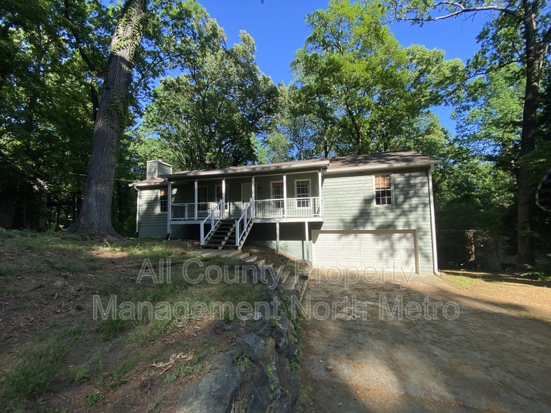 Woodstock House: 410 Riverlake Court