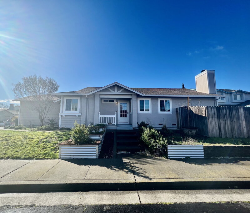 Suisun City House: 1180 Camellia Ln