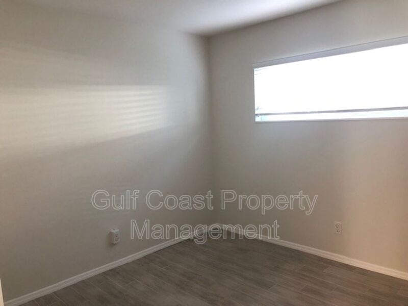 325 Golden Gate Pt Unit # 4 Sarasota FL 34236 - Photo 5
