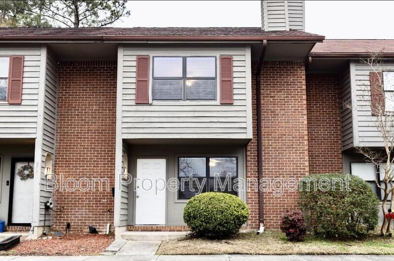 Summerville House: 579 Travelers Blvd