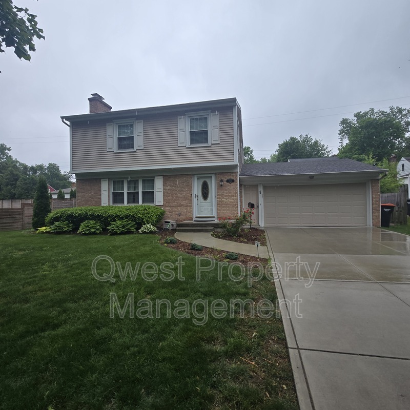 East Grand Rapids House: 2236 Elmwood Dr SE