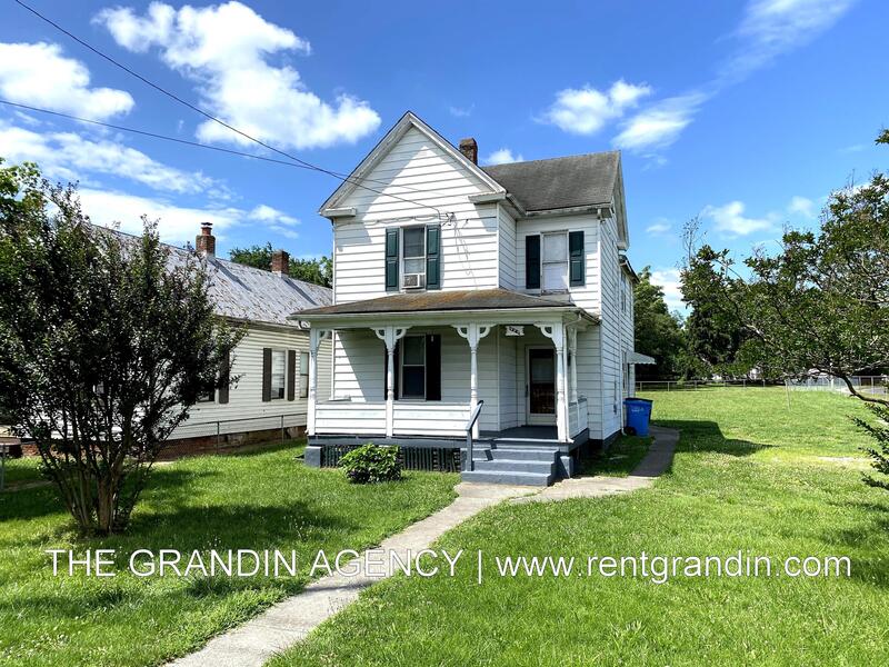 Roanoke House: 909 13th Street SE
