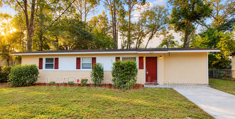 Jacksonville House: 8038 Banville Dr