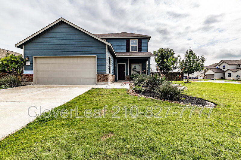 New Braunfels House: 1391 Rios Bend Dr