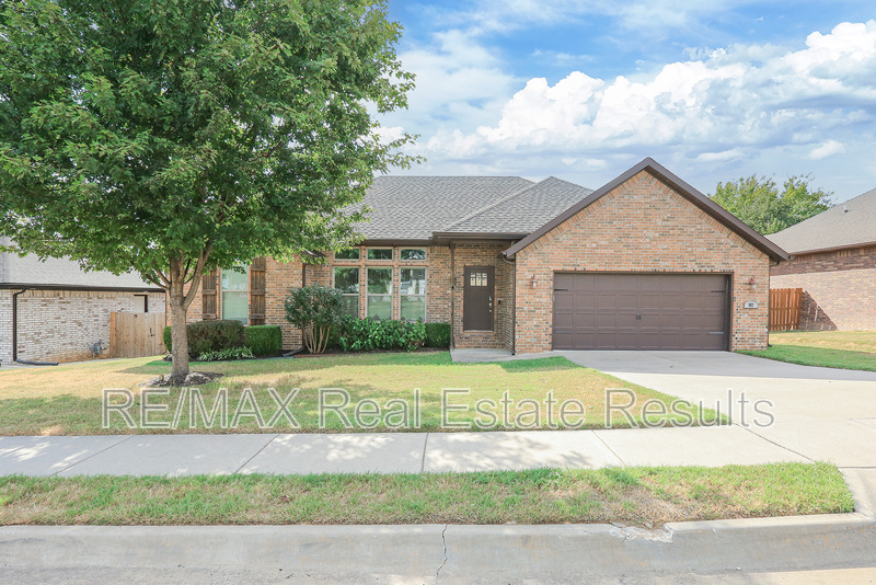Cave Springs House: 957 Piper St