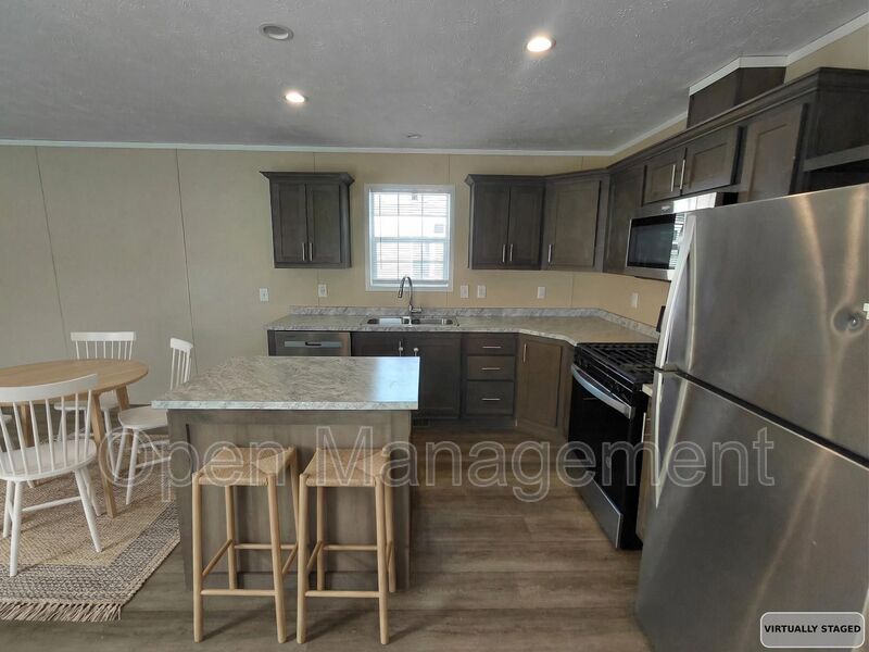 Jackson House: 301 Mantle Ave