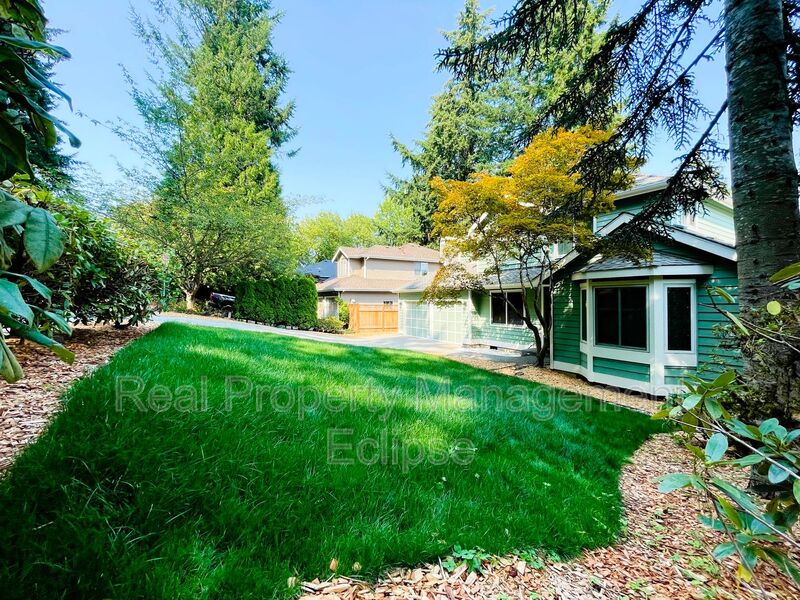 Redmond House: 10316 176th Ave NE