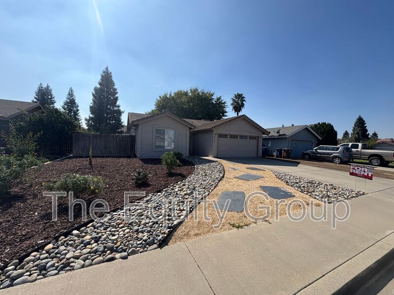 Farmersville House: 451 W. Marilyn Street