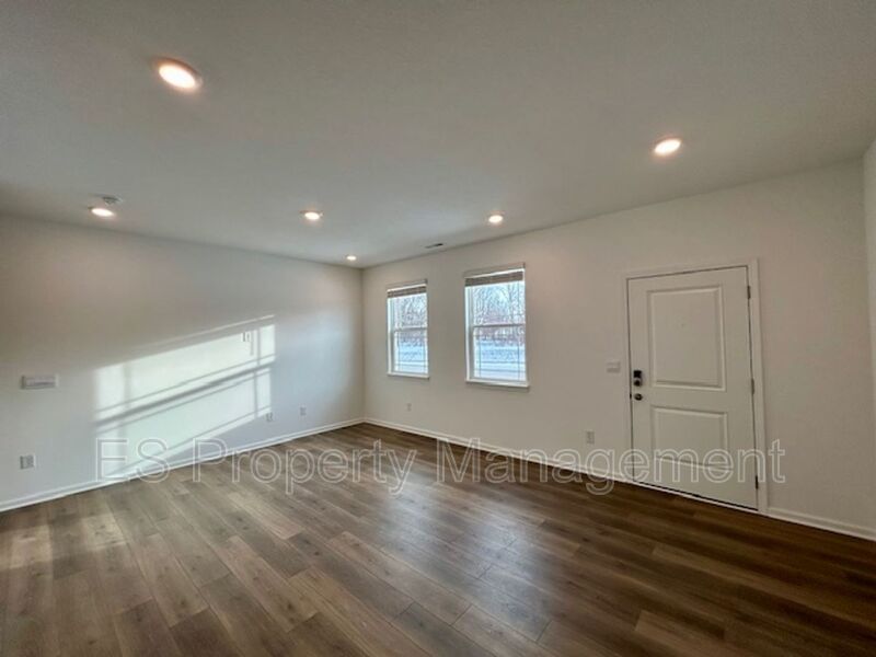 Beautiful, 2 Story Newly Built - 3 Bedroom, 2.5 Bath!  - Photo 4