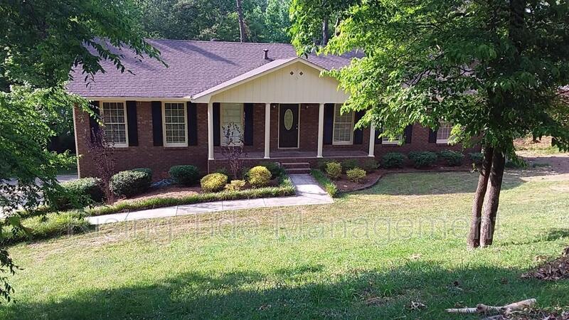 Center Point House: 508 Wood Ter NE