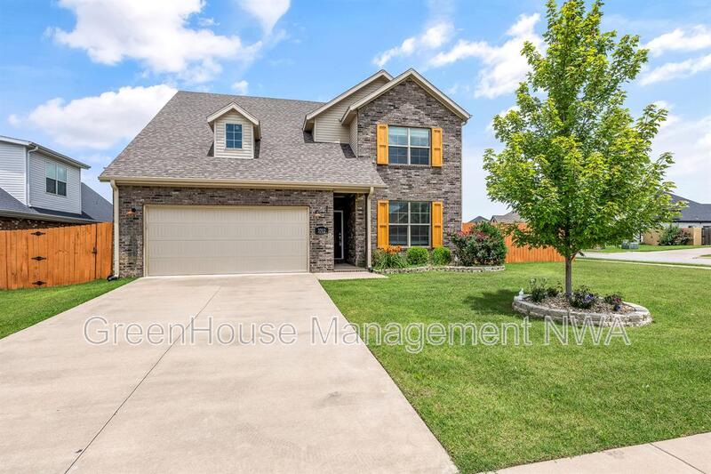Bentonville House: 3702 SE Mistletoe Ave
