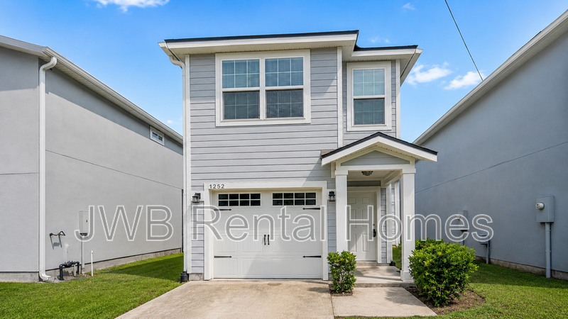 Jacksonville House: 1252 Mull St