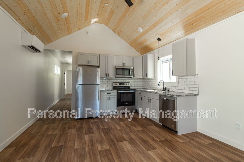 Vancouver House: 8005 NE 32nd St