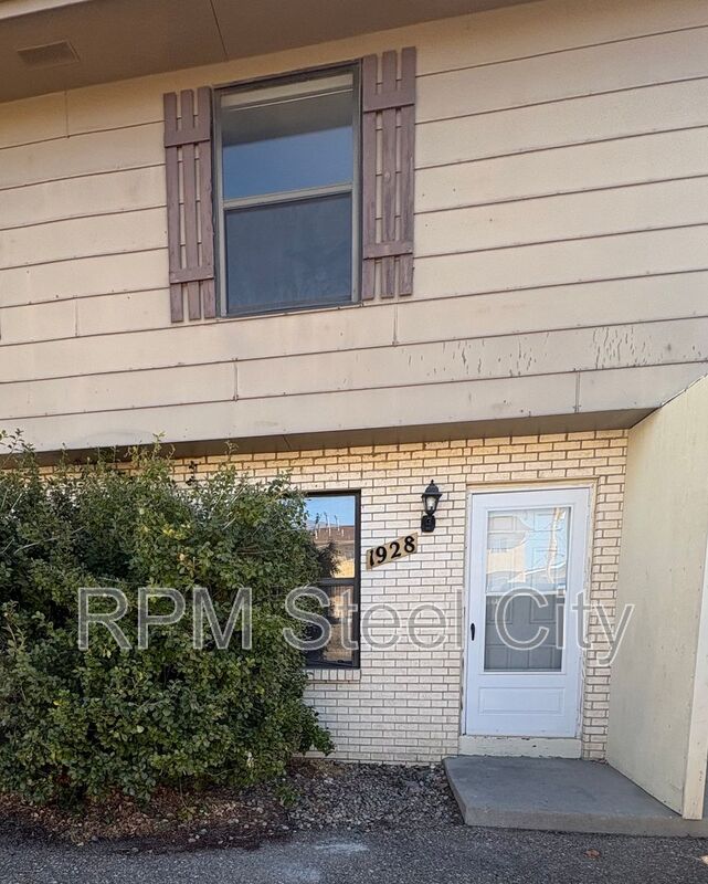 Pueblo House: 1928 N Salem Ave