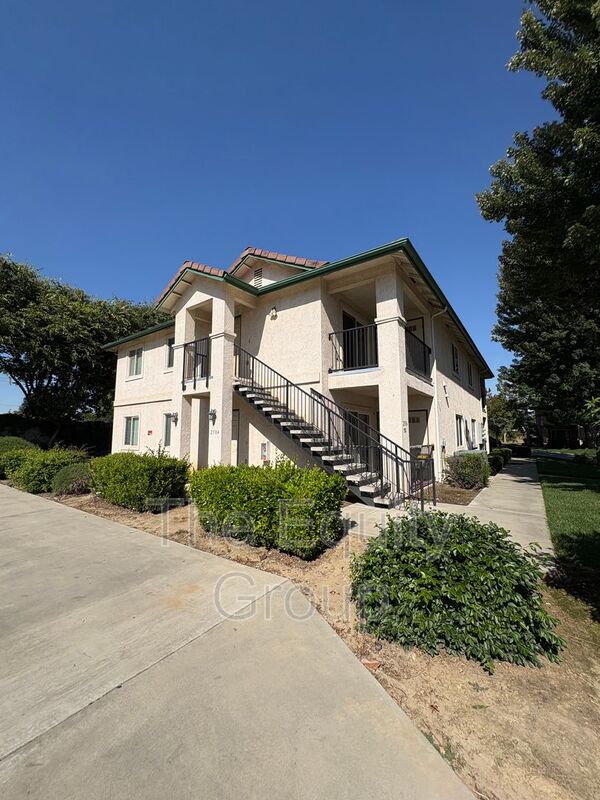 Visalia House: 2506 West Lark Avenue