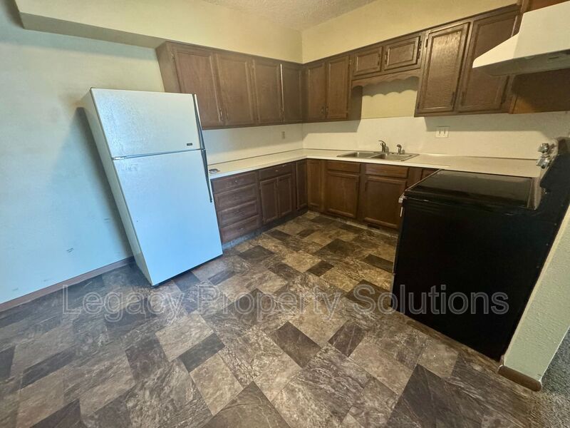 Bismarck House: 305 E Expressway