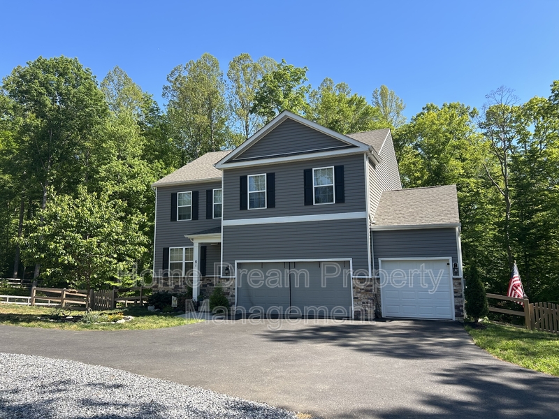 Fredericksburg House: 81 Pinewood Road