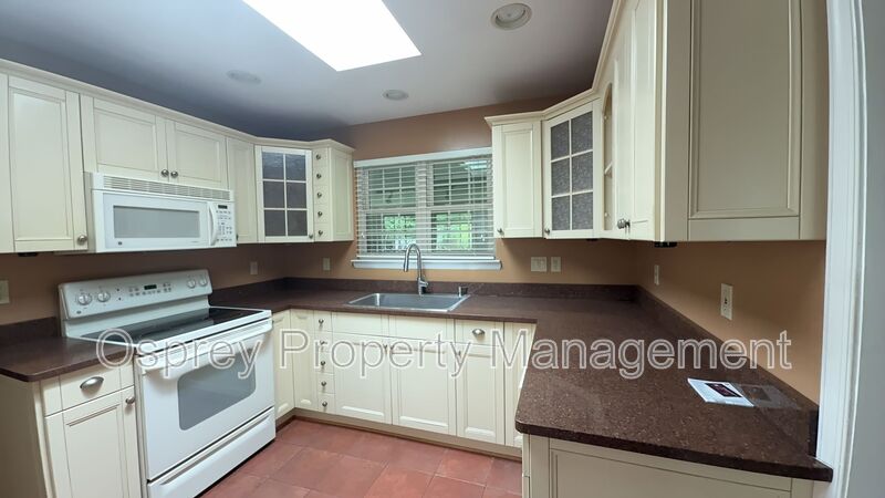 Spacious Brick Ranch Single Family Home!  - Photo 4