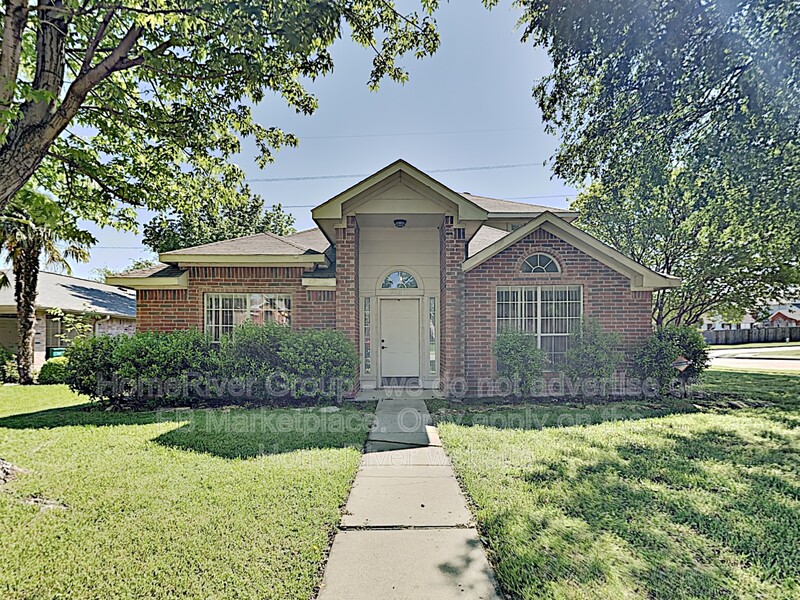 Lewisville House: 2115 Camelot Dr