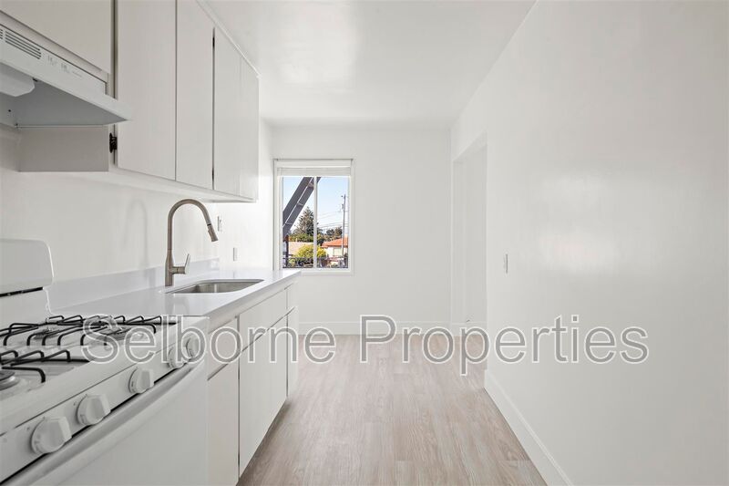 Kensington House: 369 Colusa Avenue