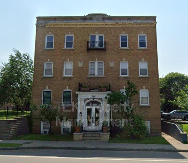 Rochester House: 189 Lake Avenue