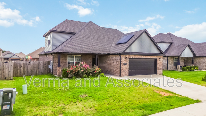 Centerton House: 931 E Skyline Lp