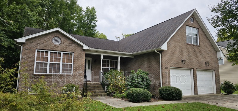 Yorktown House: 215 Bayberry Lane