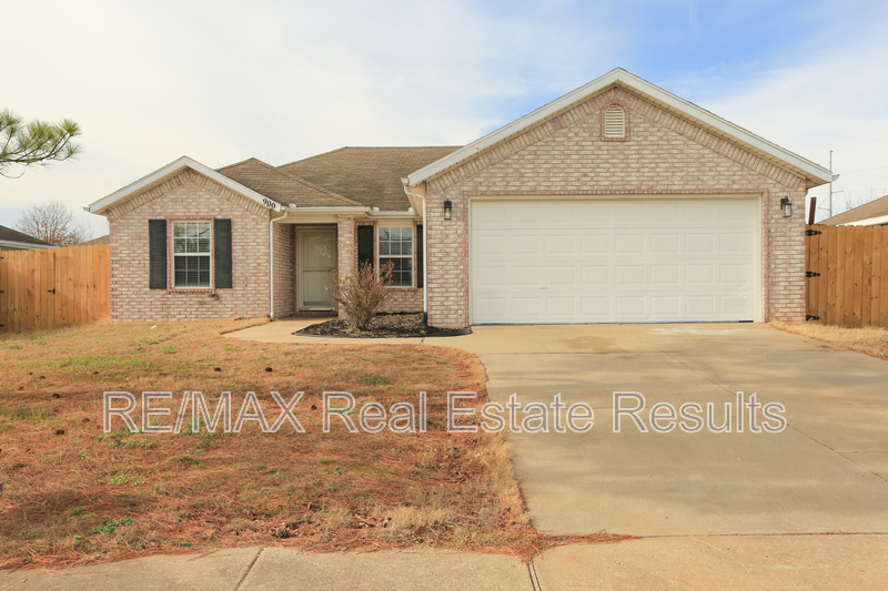 Bentonville House: 900 SW River Rock St