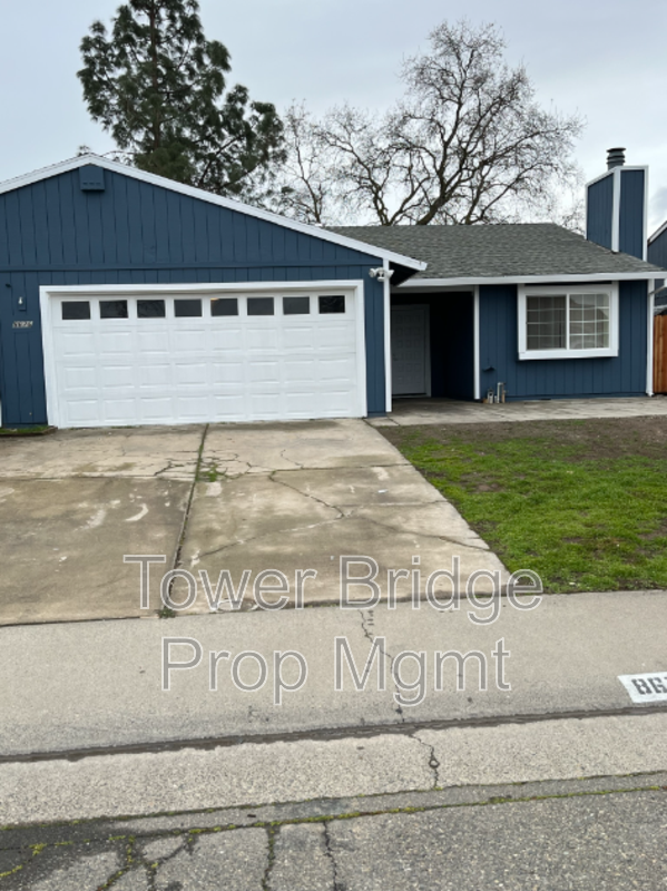 Sacramento House: 8676 Tiogawoods Dr