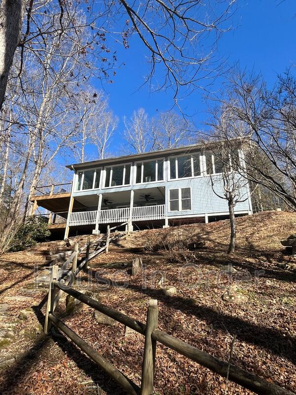 Waynesville House: 89 Medley Dr.