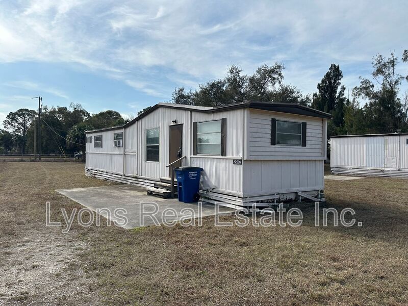 North Fort Myers House: 2207 Cantor Lane