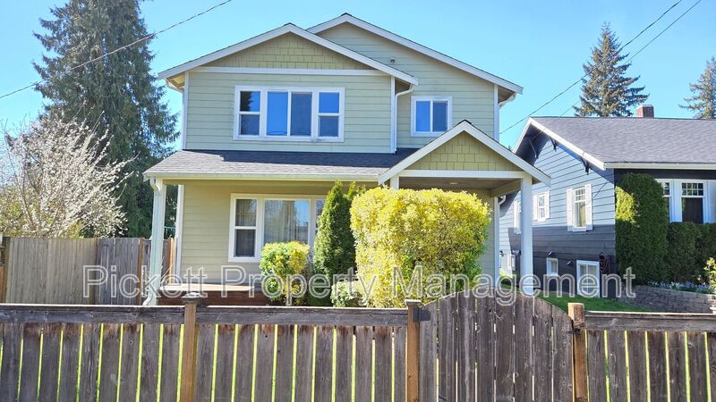 Bremerton House: 1733 N Wycoff Ave