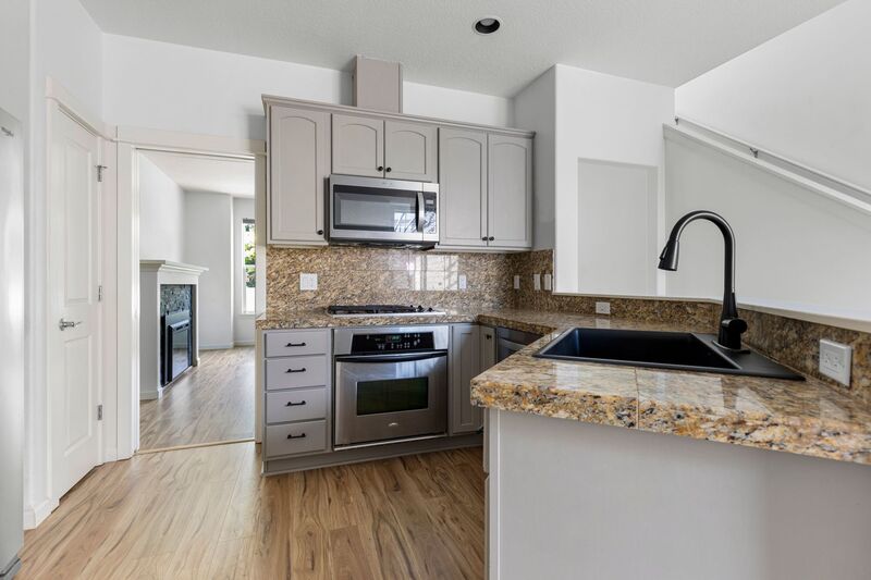 Hillsboro Townhome: 7282 NE Stoneybrook St