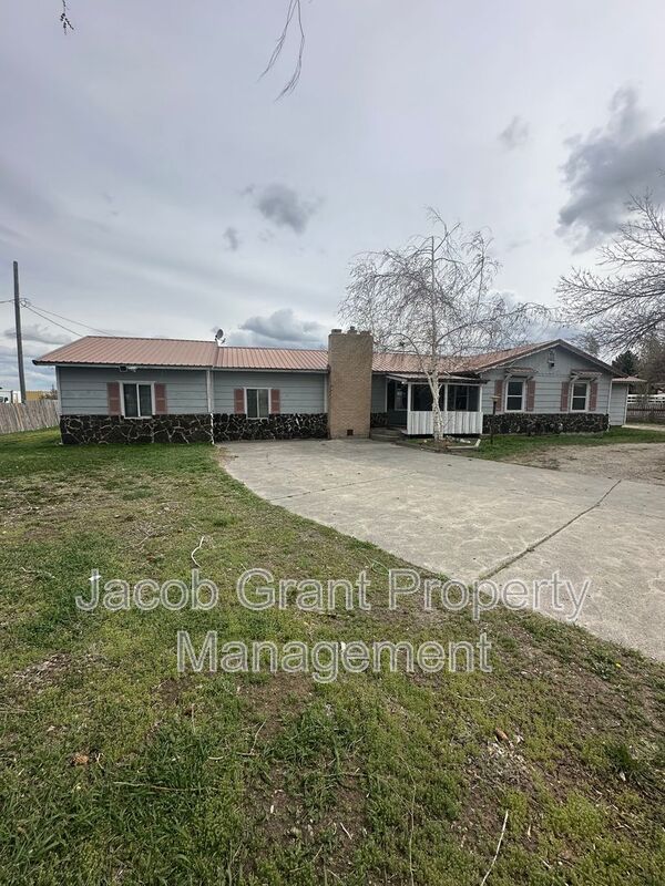 Idaho Falls House: 4590 N 15th E