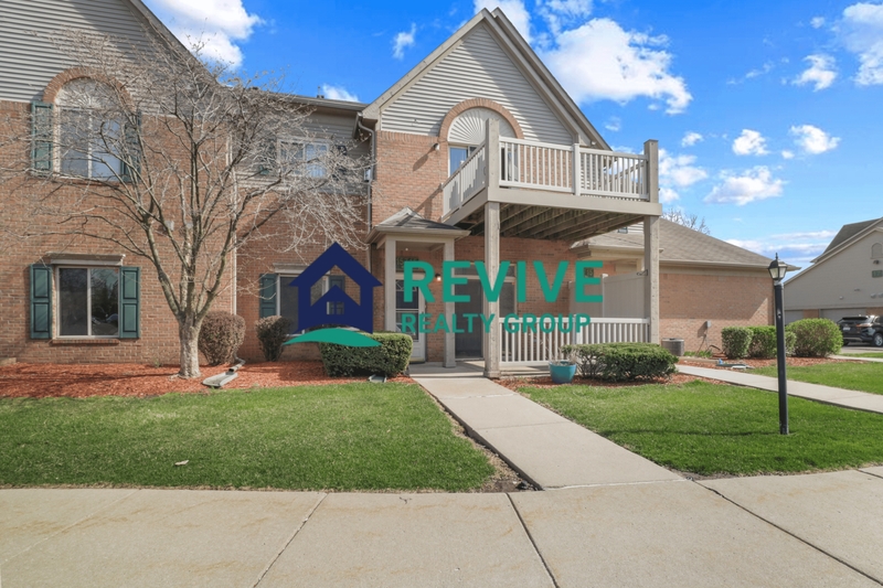 Southgate House: 15715 Parkway Lane