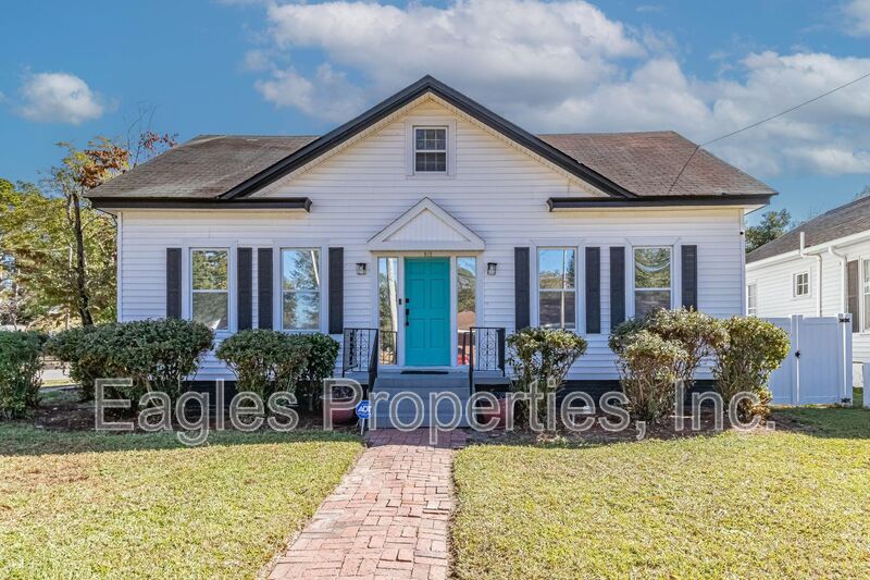 Goldsboro House: 512 N Pineview Ave.