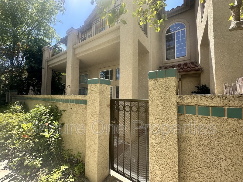 Thousand Oaks Townhome: 674 Warwick Ave