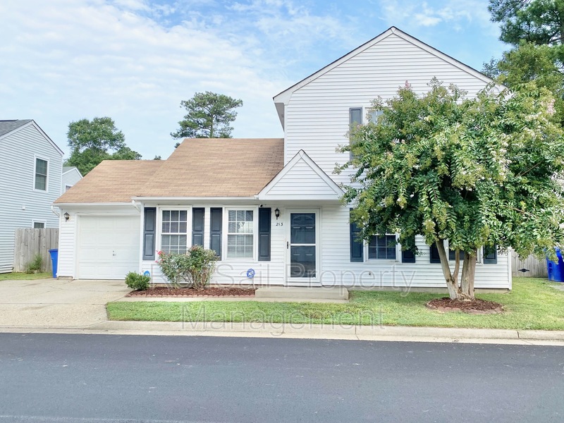 Newport News House: 213 N Hunt Club Run