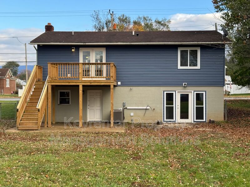 Waynesboro House: 421 N Charlotte Ave