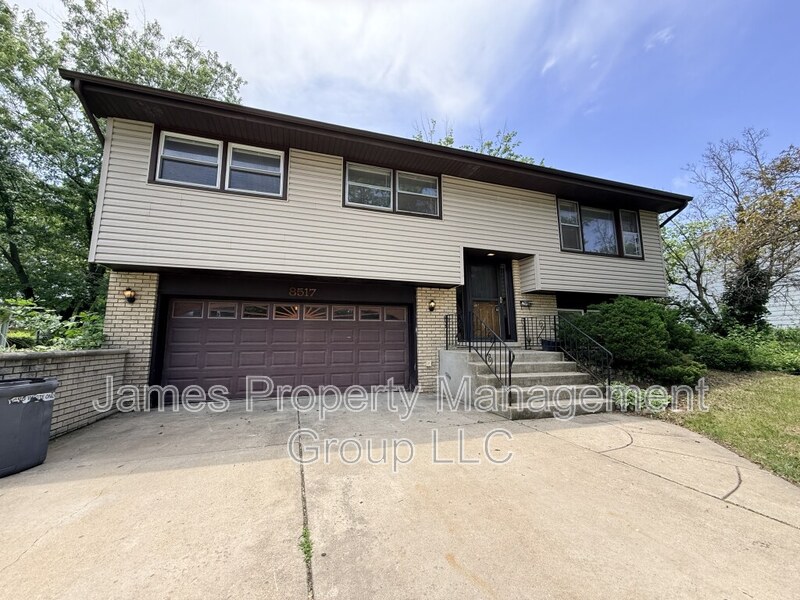 Hickory Hills House: 8517 W 87th Pl